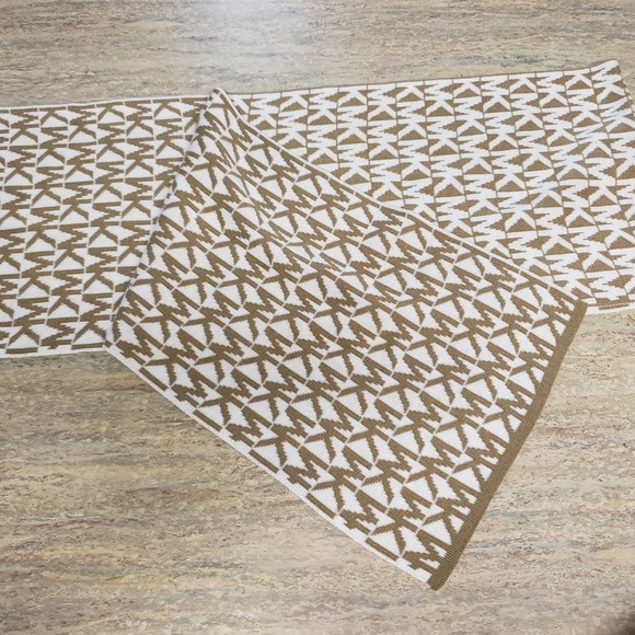 MK scarf by Michael Kors - Picture 5 of 13